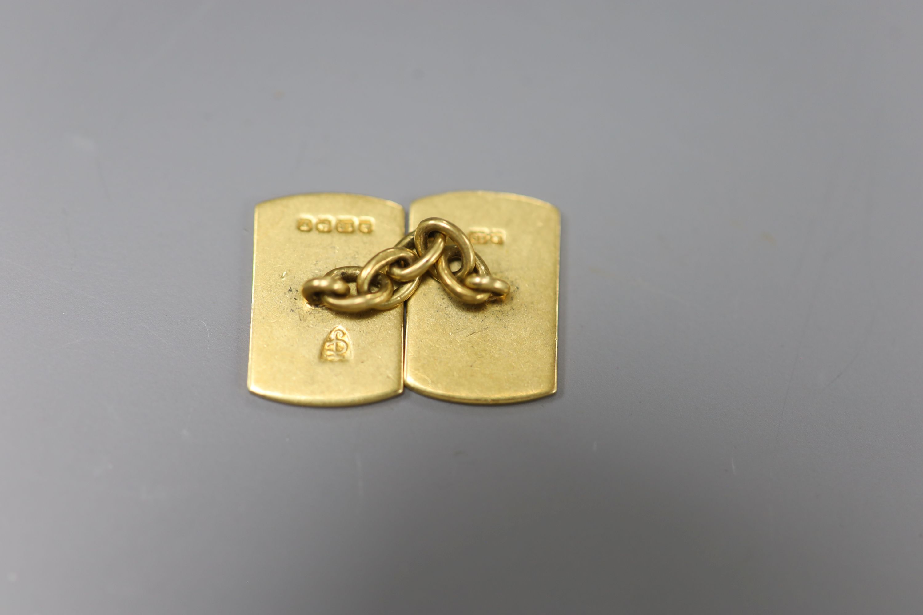 A single 18ct gold cufflink, 5 grams.